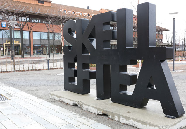 Skellefteå med stadshuset i bakgrunden.