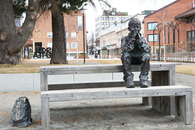 Skulpturen Gzim och den frusna sjön av Knutte Wester i Skellefteå.